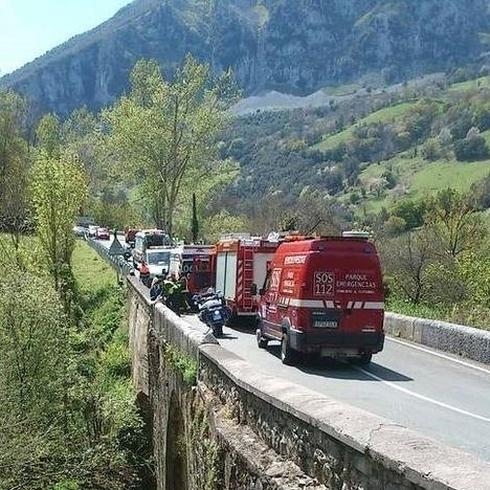 Fallece un motorista al caer desde un puente en Ramales