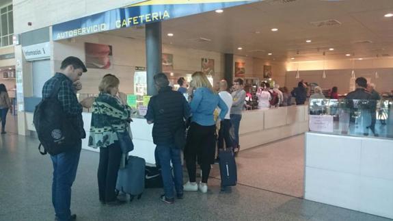 Doscientos pasajeros esperan siete horas en el aeropuerto de Villanubla a que Vueling solucione una avería