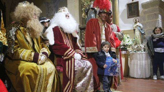 Los Reyes Magos visitan uno a uno a todos los niños de Cuadros