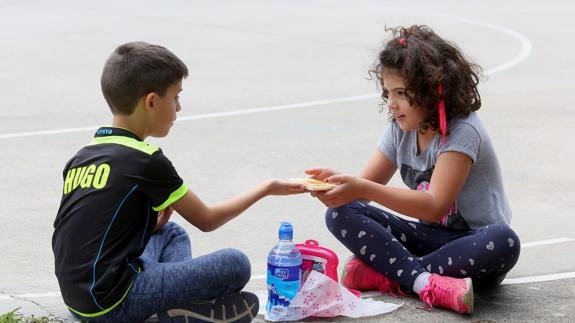 La 'protesta del bocadillo' contra el catering escolar de línea fría en el Bierzo continuará «hasta que se cumpla el objetivo»